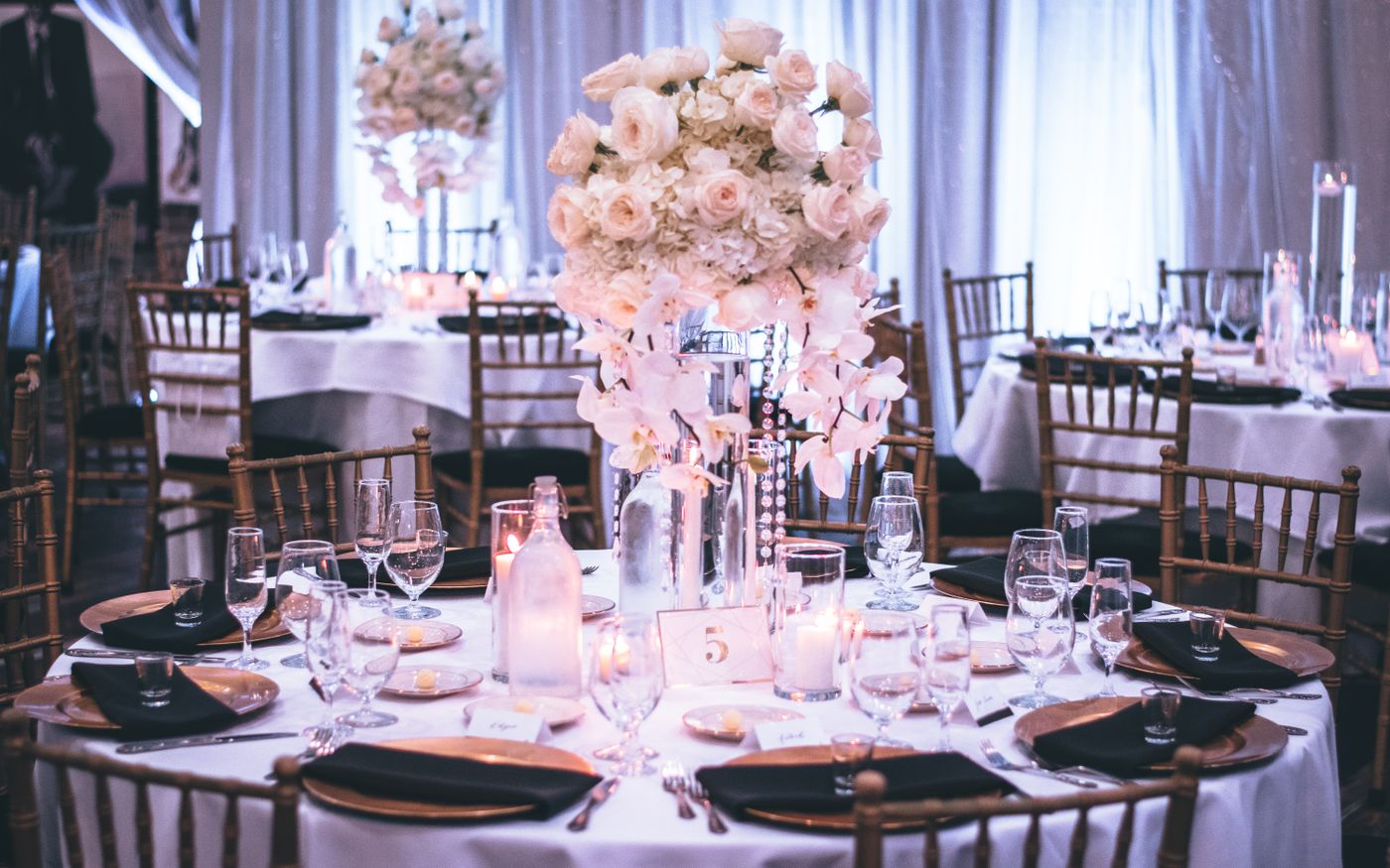 Gedekte feesttafel met bloemen, kaarsen en een tafelnummer